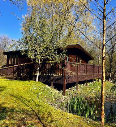 Allerthorpe Ski Chalet | Serene Rustic Cabin Retreat - Guest Rated 9.8/10