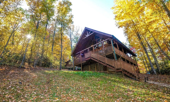 Gatlinburg - Pigeon Forge Cabin | Cozy Cabin Retreat in the Great Smoky Mountains - 10/10 Rating