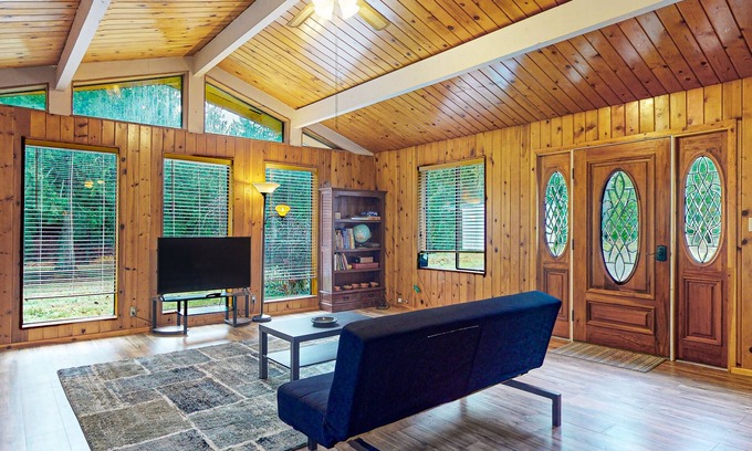 Bellingham House | Inviting Getaway with Large Yard & Dog-Friendly Amenities