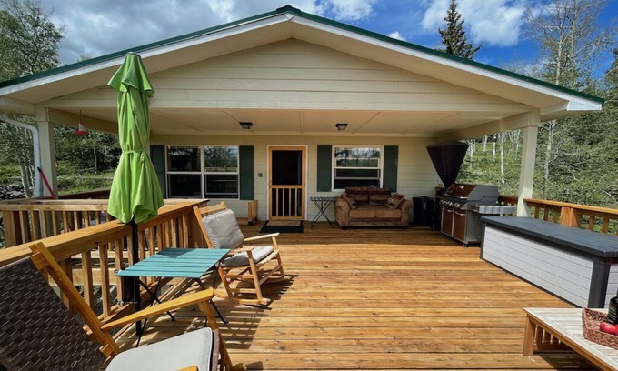 Michigan Hill Cabin | Discover South Park Cabin with Scenic Deck & Pet-Friendly Perks