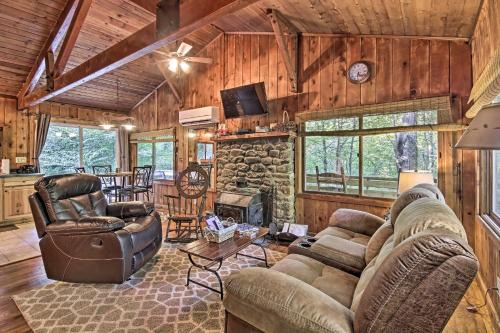 Hood House | Cozy Stanardsville Cabin with Hot Tub on 10 Private Acres