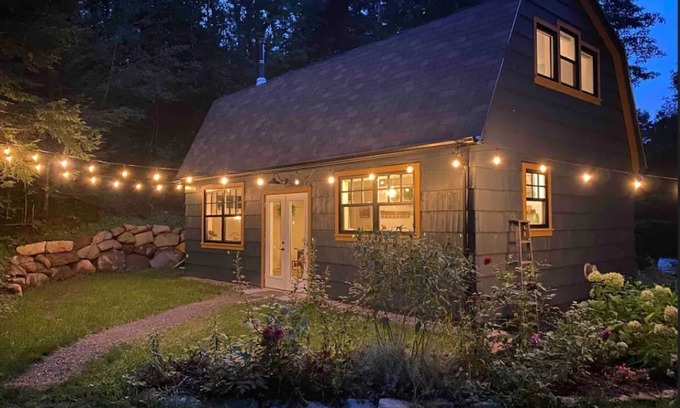 Gaspereau House | Tranquil Streamside Retreat in Picturesque Wine Country