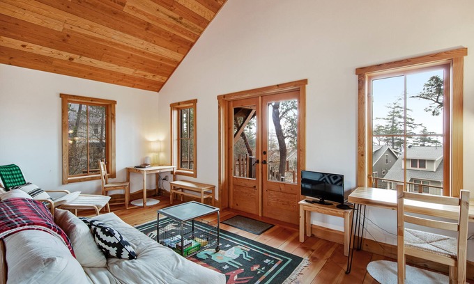 Eastsound Cabin | Stylish Eco Love Nest with Ocean View in the Heart of Town