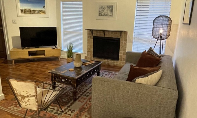 Bouldin House | Secluded TH in DT Austin! Just a 5min walk to Palmer Ctr!