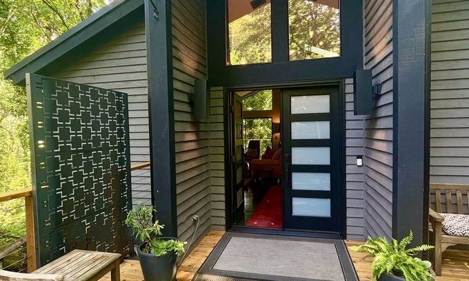 Squak Mountain House | Tranquil Tree House Chalet with Spa & Breakfast Included