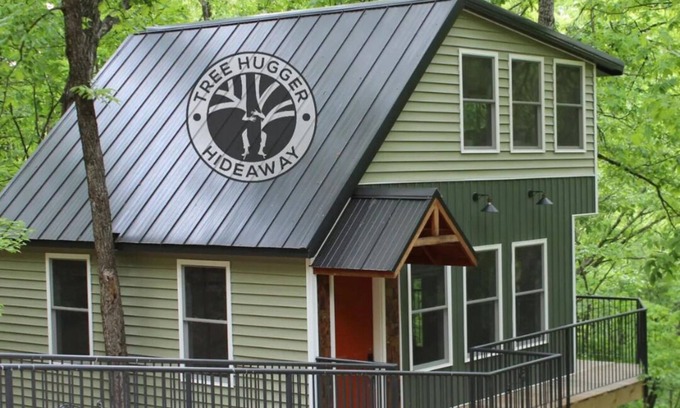 Branson Cabin | Tranquil Treehouse Retreat Minutes From the Landing
