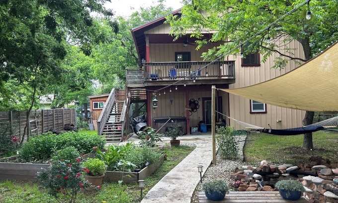 Highland Apartment | Secluded treehouse studio in vibrant Austin 5 miles to downtown or 3 miles to UT