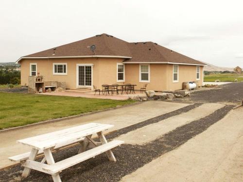 Benton City House | Secluded Vacation Rental with Picturesque Vineyard Views in Benton City, Washington
