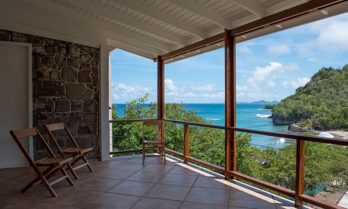 St. Patrick House | Tranquil Villa with Ocean View near Black Sand Beach