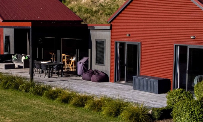 Eskdale Villa | Idyllic Secluded Vineyard Villa with Pool & Breakfast