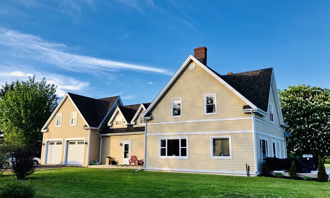 Meadowbank House | Tranquil Waterview Farmhouse Close to Beaches and City