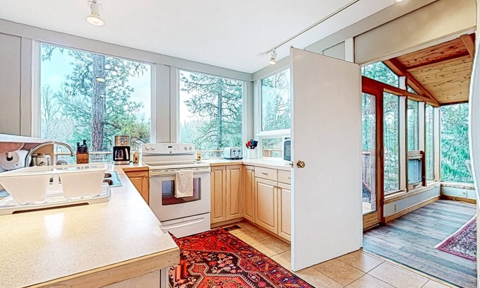 Cle Elum House | Idyllic Wilderness Retreat with River Views & Pet-Friendly Perks