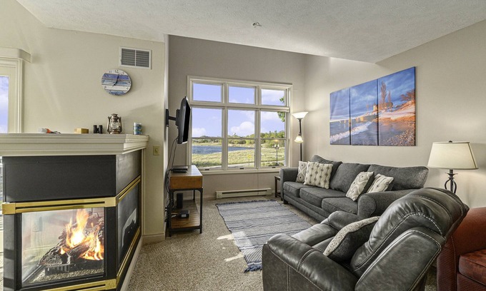 Manistee Condo | Beautiful Lakeview Condo with Pool and Spa Amenities