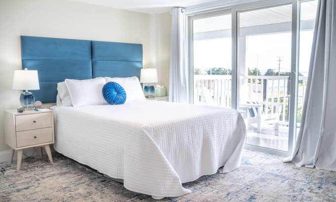 Hampton Hotel | Ocean View Retreat with Kitchenette and Private Deck