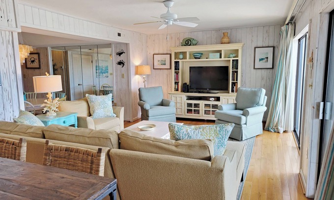 Pawleys Island Condo | Unwind at Second Row Condo with Pools & Creek Dock Access