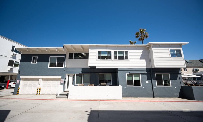South Mission Beach Condo | Beachside Retreat with Pool, Ocean Views, and AC