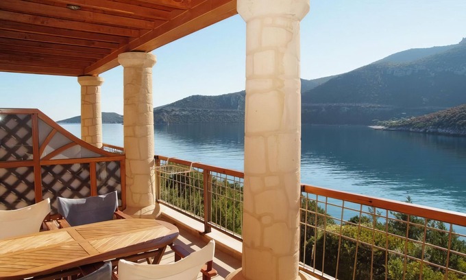 Arkadiko Chorio Apartment | Arkadia: Beachfront Oasis with Sea & Mountain Views
