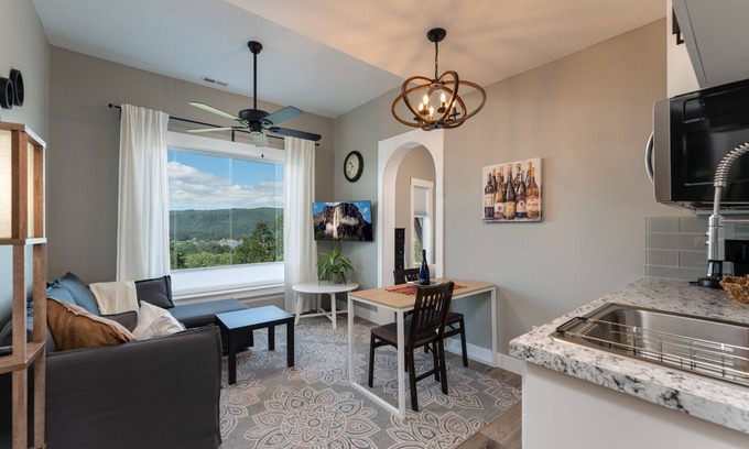 Carrolls Cabin | Cozy Budget Suite at Kalama Oaks Lodge with River Views