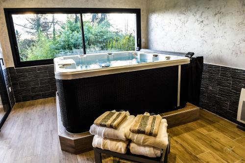 Grisolles Hotel | Relax at Secret de campagne Spa with Ocean View Amenities