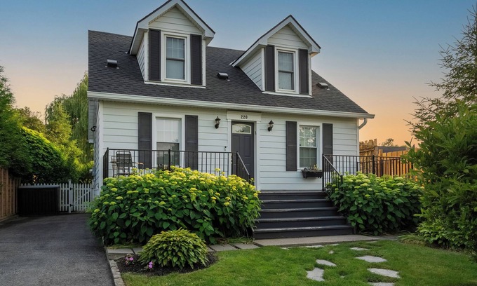 Historic Old Town House | Discover Secret Garden Cottage in Old Town Niagara-on-the-Lake