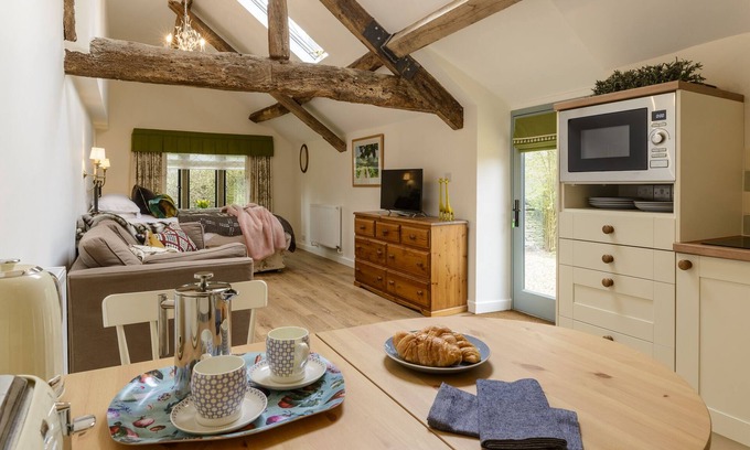 Chipping Sodbury Apartment | Exceptional Secret Garden Studio with Kitchen & Breakfast