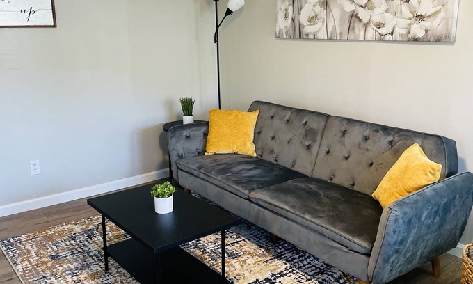 Rossville Apartment | Discover Your Secret Hideaway with Spa and Breakfast