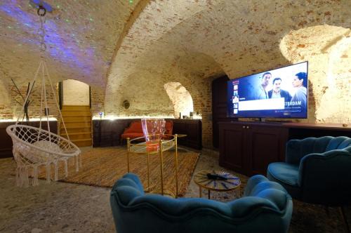 Mons Bed & Breakfast | Indulgent Secret Jacuzzi Mons with Free Private Parking