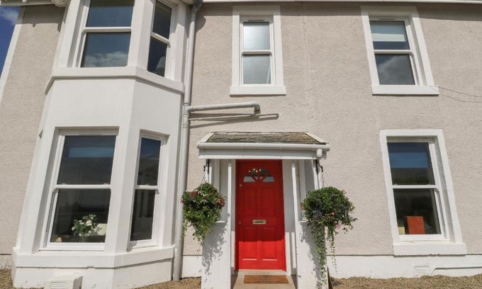 Kilmun Apartment | Discover Secret Nest: Ocean View & Pet Friendly Haven