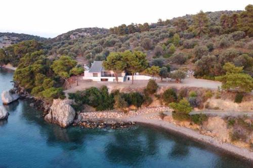 Troizinia Villa | Secluded Paradise: Private Beach & Top-Rated Getaway