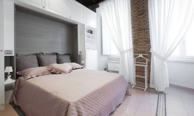 Rione IX Pigna Apartment | Secret Studio Retreat in the Heart of the Ghetto by Houseeds