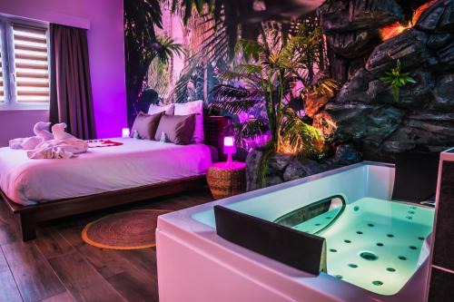 Bretigny-sur-Orge Apartment | Discover the Secret Jungle Suite with Private Hot Tub