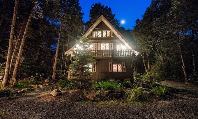 Pocono Pines Ski Chalet | Pet-Friendly Sedgwick Chalet with Spectacular Lake Views