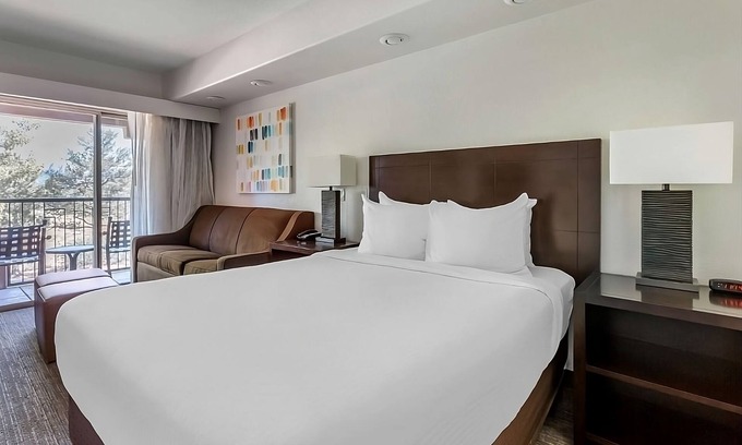 West Sedona Hotel | Discover Sedona's Hidden Gem: Pool, Kitchen & Free Parking!