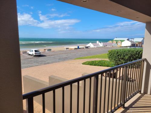 Still Bay Apartment | Discover Comfort at See-Struis: Oceanfront & Pet Friendly