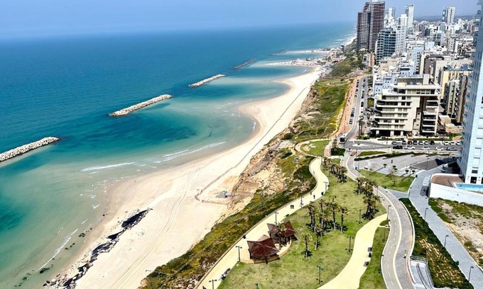Netanya Apartment | Ocean View Studio Steps from the Beach with Hot Tub