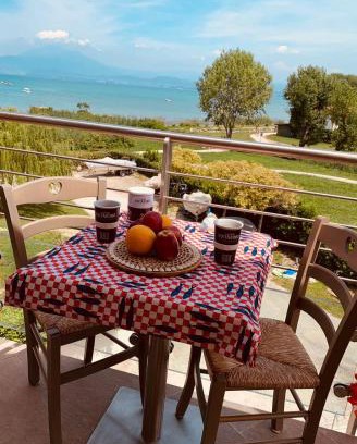 San Benedetto di Lugana Apartment | Seeblickwohnung Sirmione: Private Beach & Ocean Views