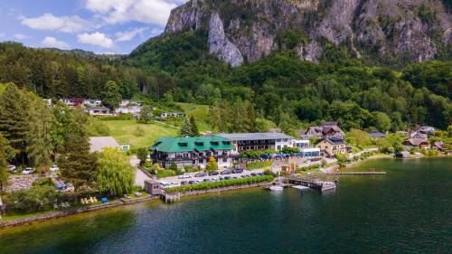 Gmunden Hotel | Relaxing Retreat: Seegasthof Hois'n Wirt with Spa & Ocean View