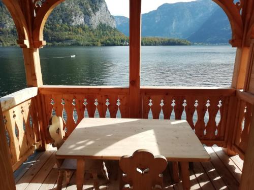 Hallstatt House | Escapade at Seehaus am Hallstätter See - Family-Friendly Stay