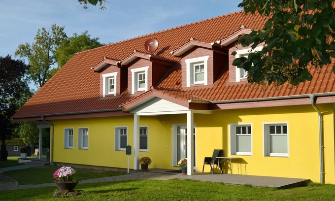 Klein Upahl Apartment | Lake View Retreat: Pet-Friendly Stay with Pool & Breakfast