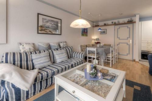 Busumer Deichhausen Apartment | Enchanting Seeschlößchen Nr 6: Oceanfront Family Retreat
