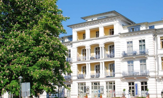 Ostvorpommern Apartment | Seeschloss App. 05: Family-Friendly Retreat with Kitchen Access