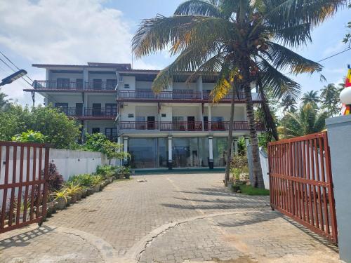 Dickwella Apartment | Family-Friendly Seethagalla Beach Resort with Ocean Views