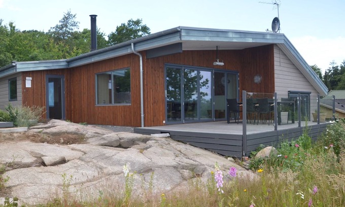 Sandkaas House | Seetje: Oceanfront Retreat with Spa & Hot Tub Amenities