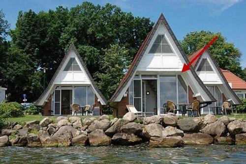 Bad Kleinen House | Family-Friendly Seetraum 10 with Rowboat Access