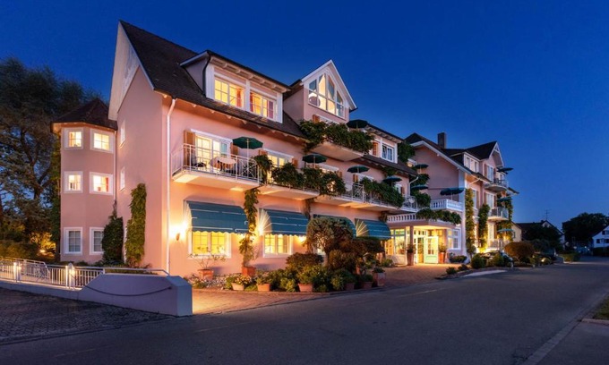 Unteruhldingen Hotel | Seevilla: Oceanfront Escape with Spa & Hot Tub, Rated 9/10