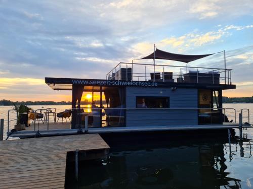 Mullrose Boat Rental | Seaside Houseboat with Fireplace & Sauna - Guest Rated 10/10