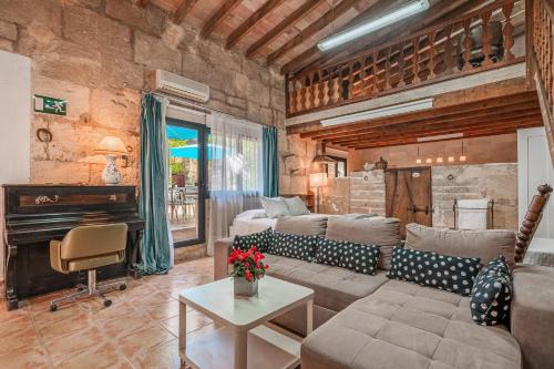Campos Apartment | Segles 11: Family-Friendly Retreat with Private Pool