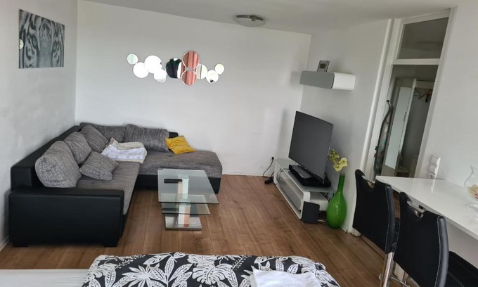 Sindelfingen Apartment | Deluxe Three-Room Apartment in Family-Friendly Sindelfingen