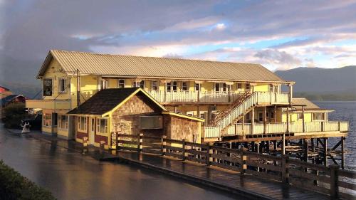 Alert Bay Hotel | Discover Seine Boat Inn: 4-Star Stay with Family-Friendly Amenities