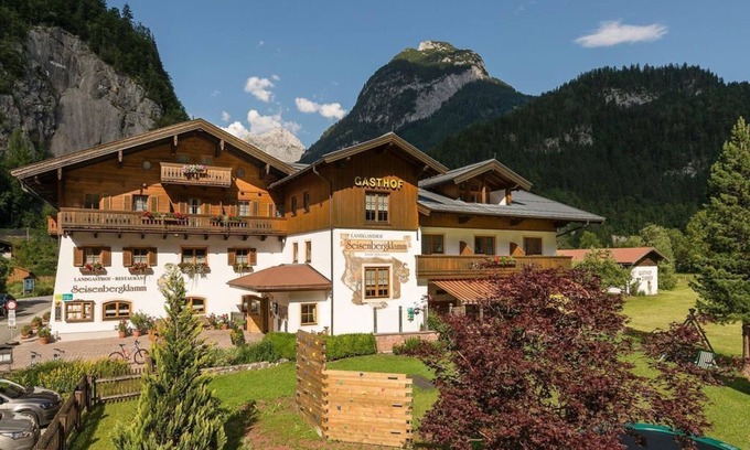Weißbach bei Lofer Cottage | Discover Seisenbergklamm: Cozy Landgasthof with Spa